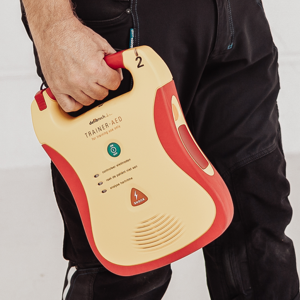 Leer hoe een defibrillator werkt tijdens een reanimatie training
