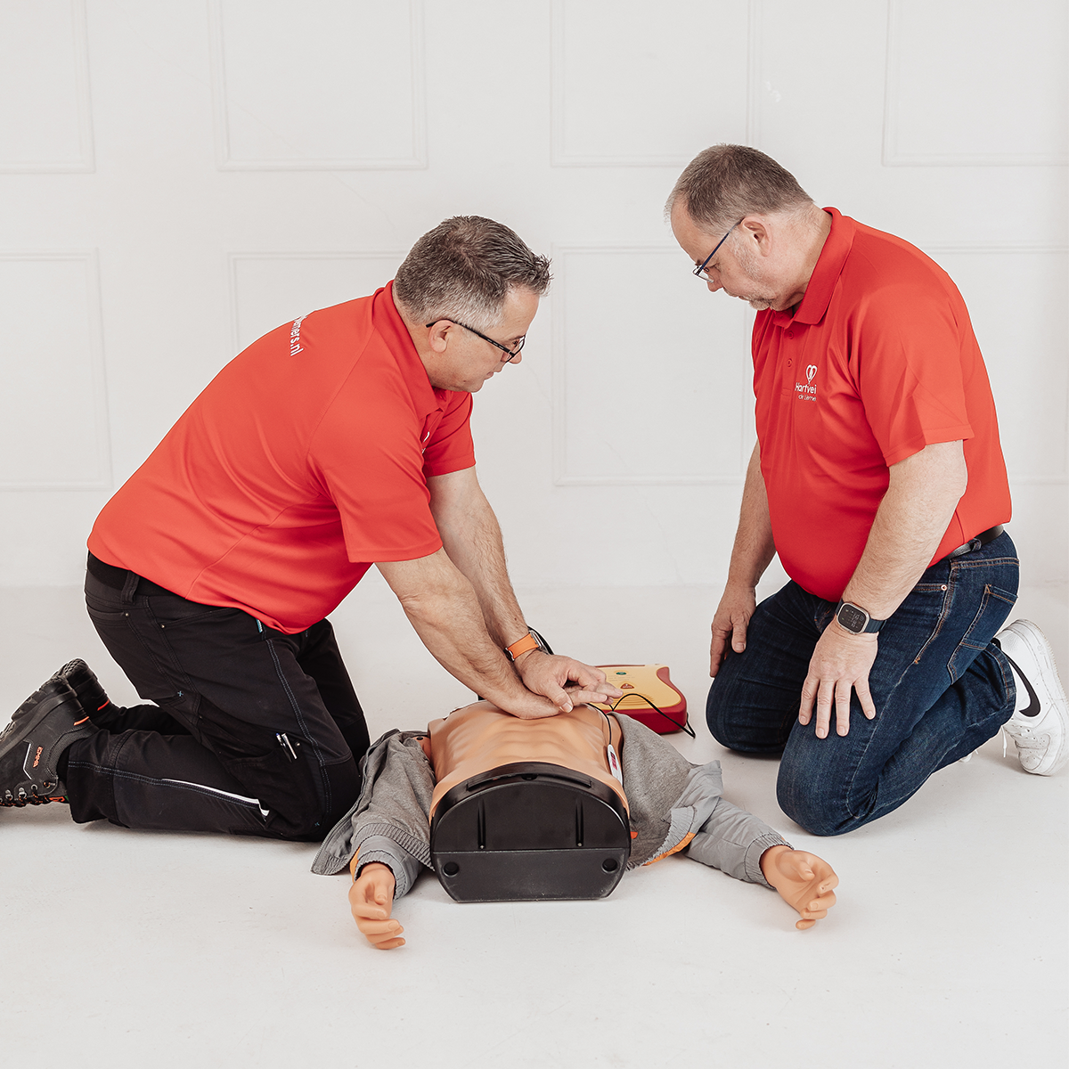 Instructeurs geven instructie voor hartveilige liemers reanimatie cursus en training